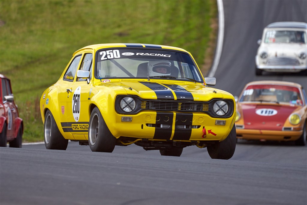 Ford Escort Twincam i kamp mod Porsche 911 og Mini Cooper S – som i gamle dage.
(Foto: Ib Trebbien)
